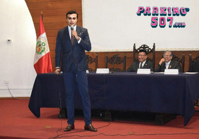 Iván Farías es reconocido por el congreso de Perú