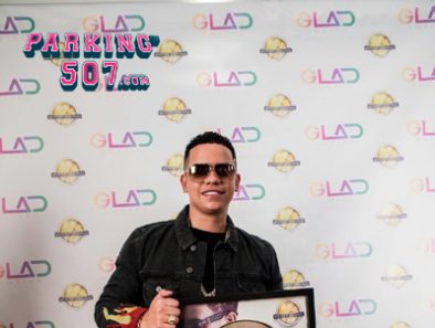 J.ÁLVAREZ RECIBE DISCO DE ORO POR SU SENCILLO, "RICO SUAVE"